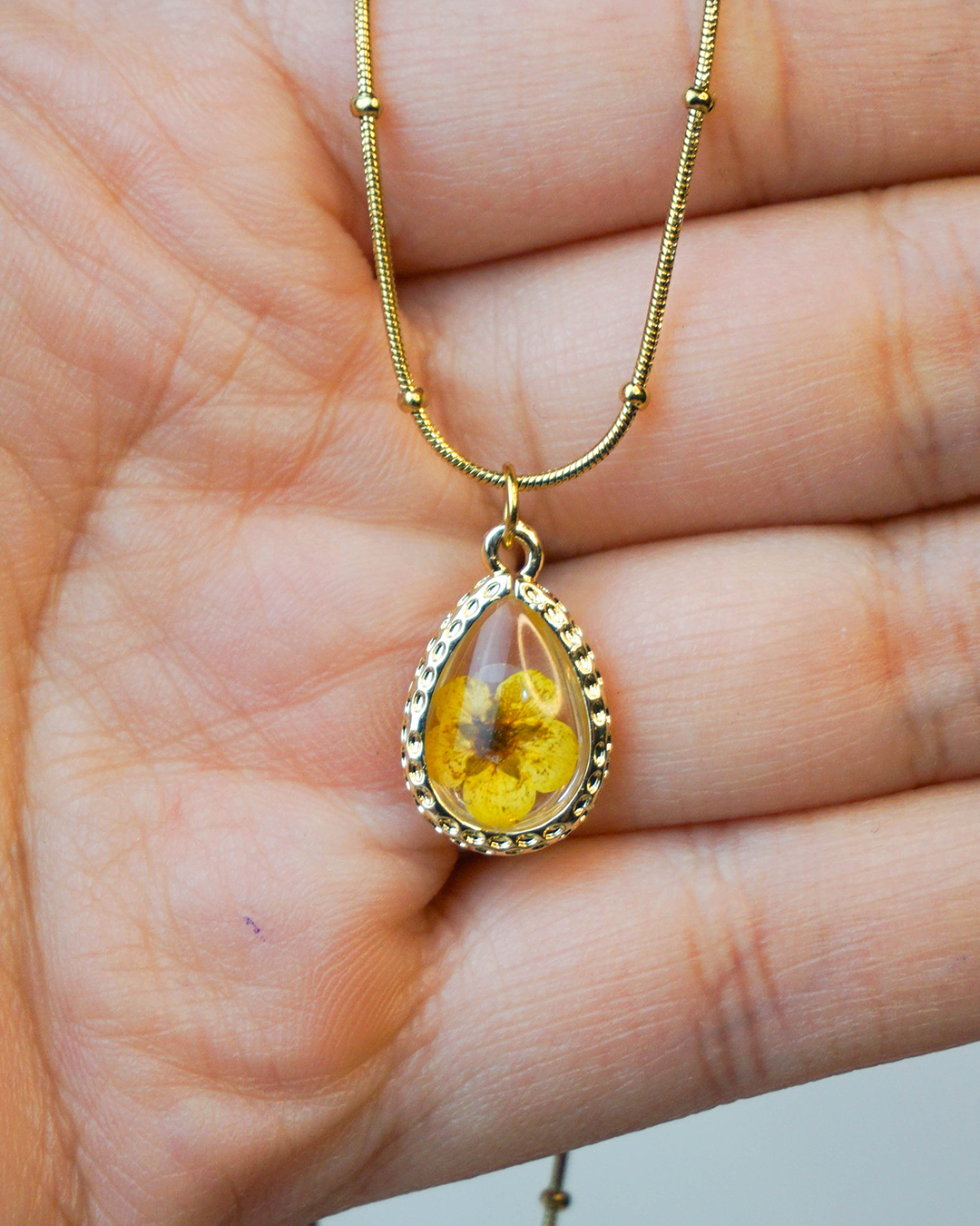 Collar flor encapsulada amarilla