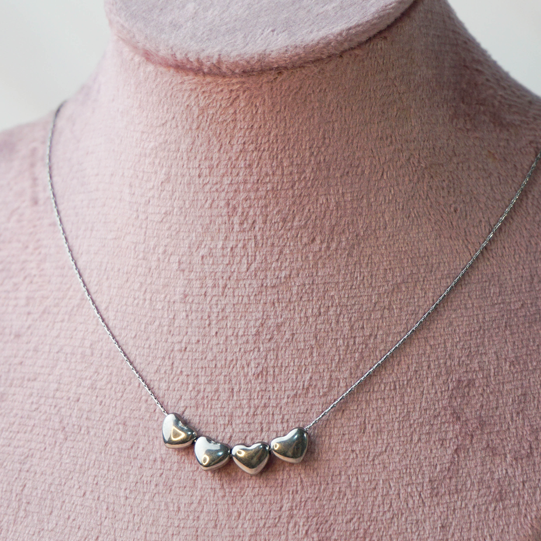 Collar corazones plateados