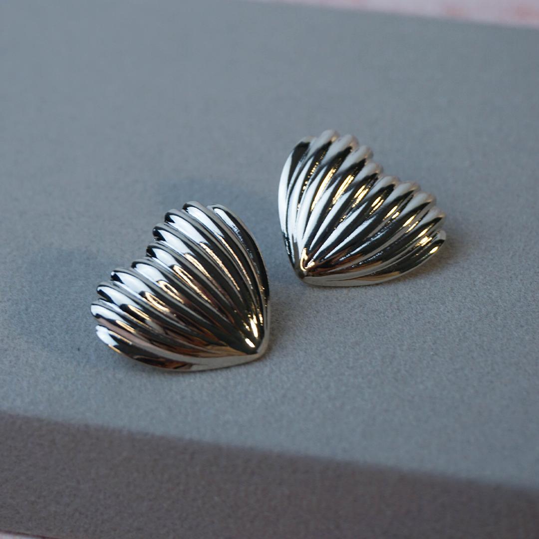 Aretes corazón rayado