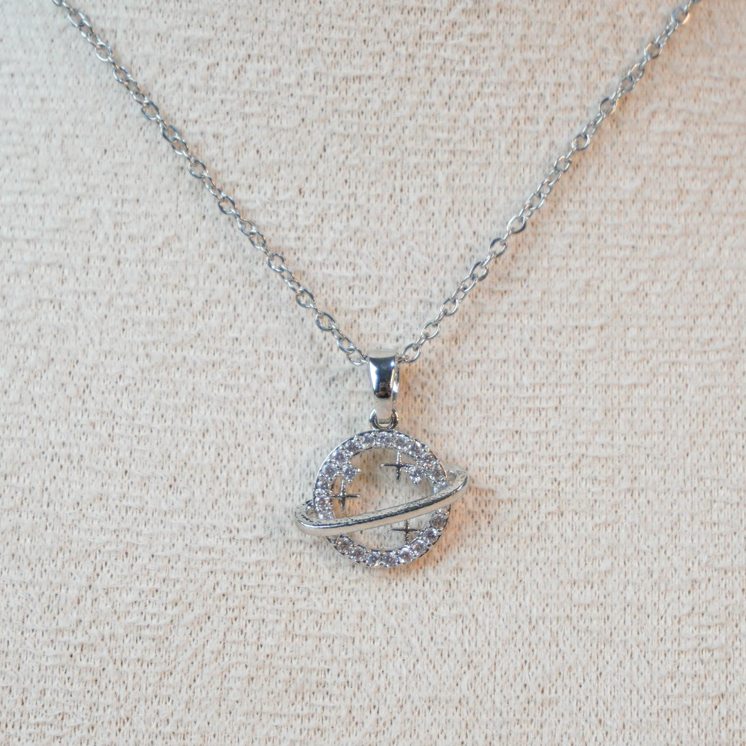 Collar Saturno plateado