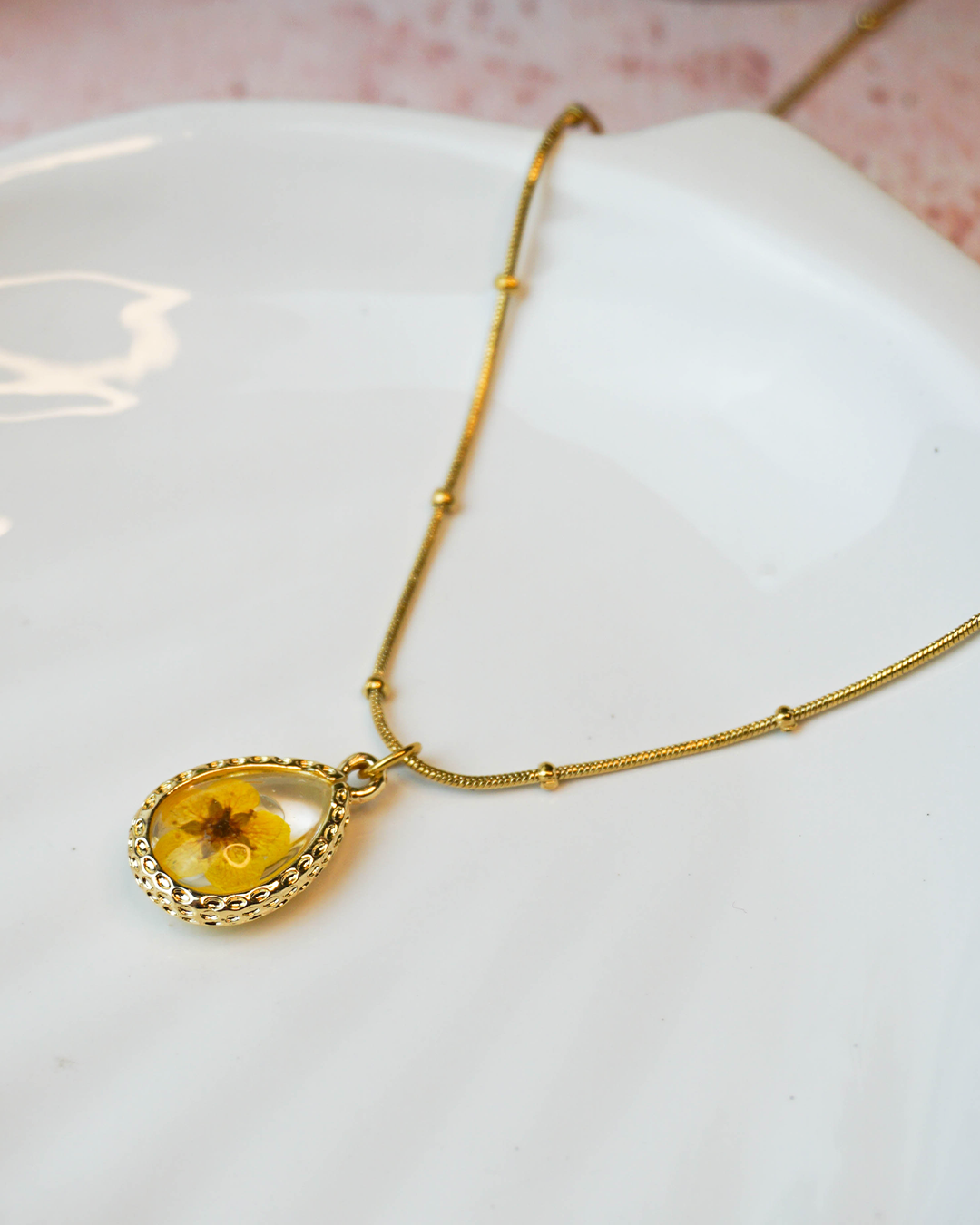 Collar flor encapsulada amarilla
