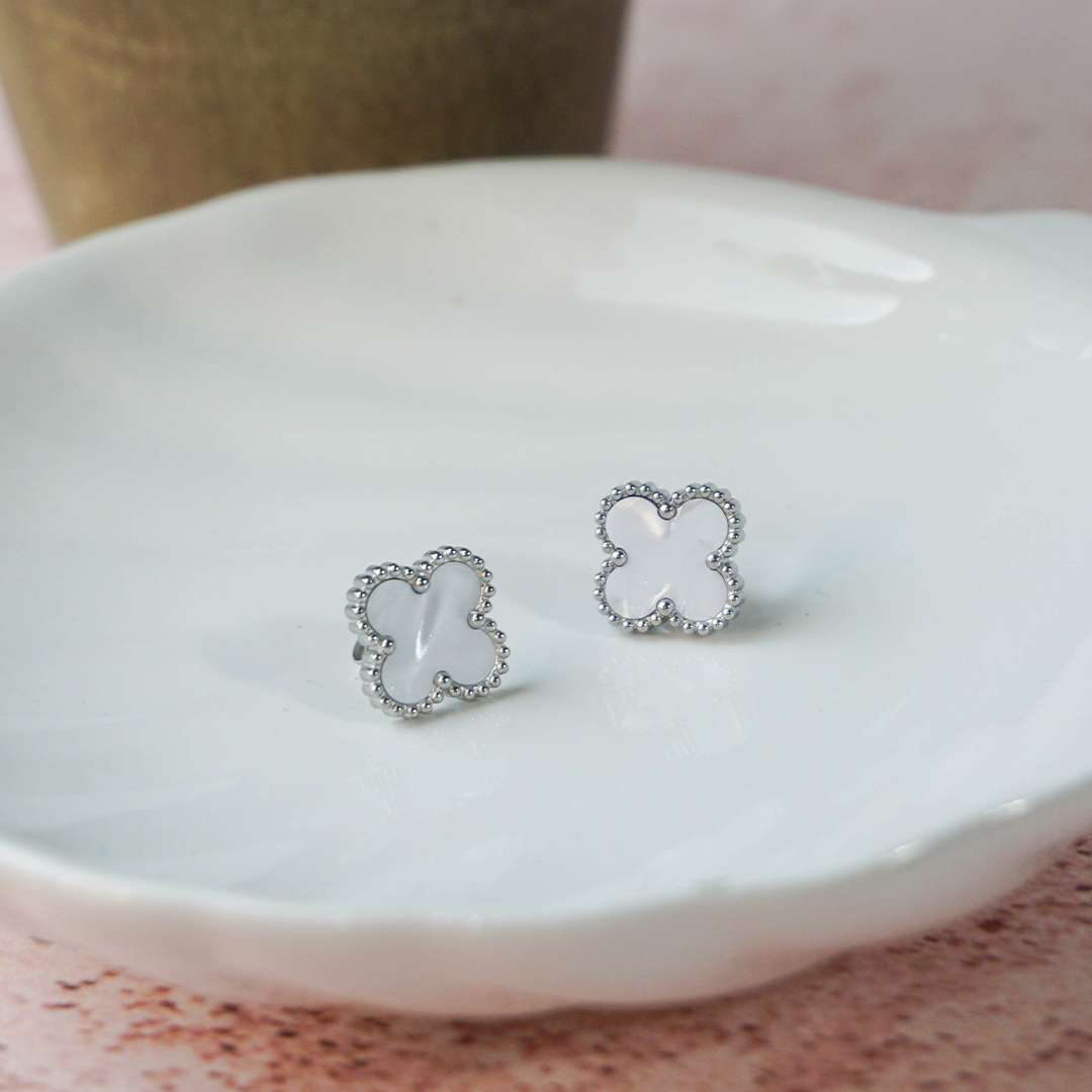 Aretes Dafne plata y blanco