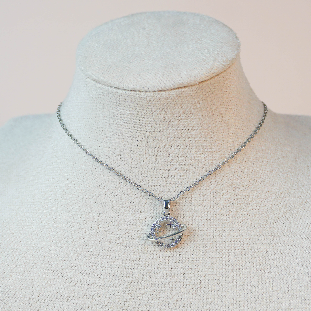 Collar Saturno plateado
