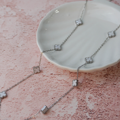 Collar mini Dafne plateado y blanco
