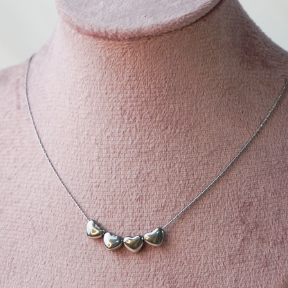 Collar corazones plateados