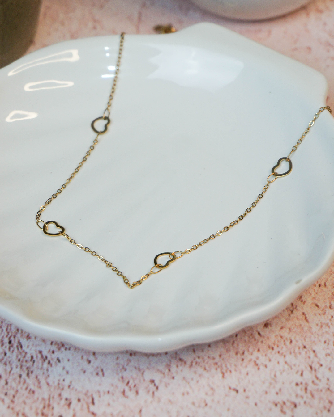Collar corazones huecos