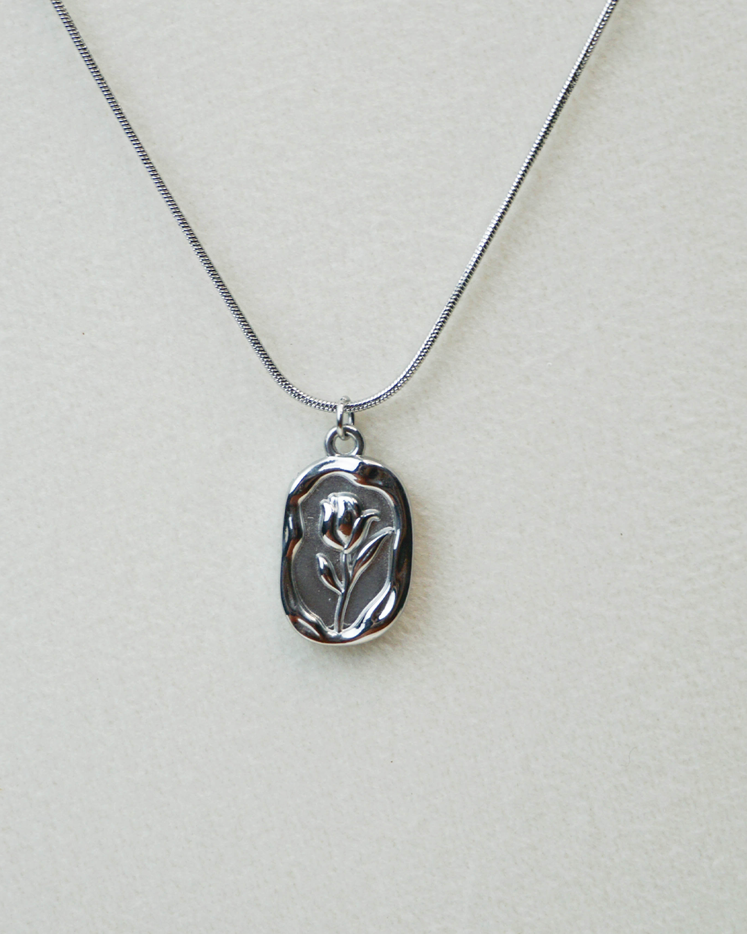 Collar rosa plateada