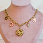 Collar charms rosas