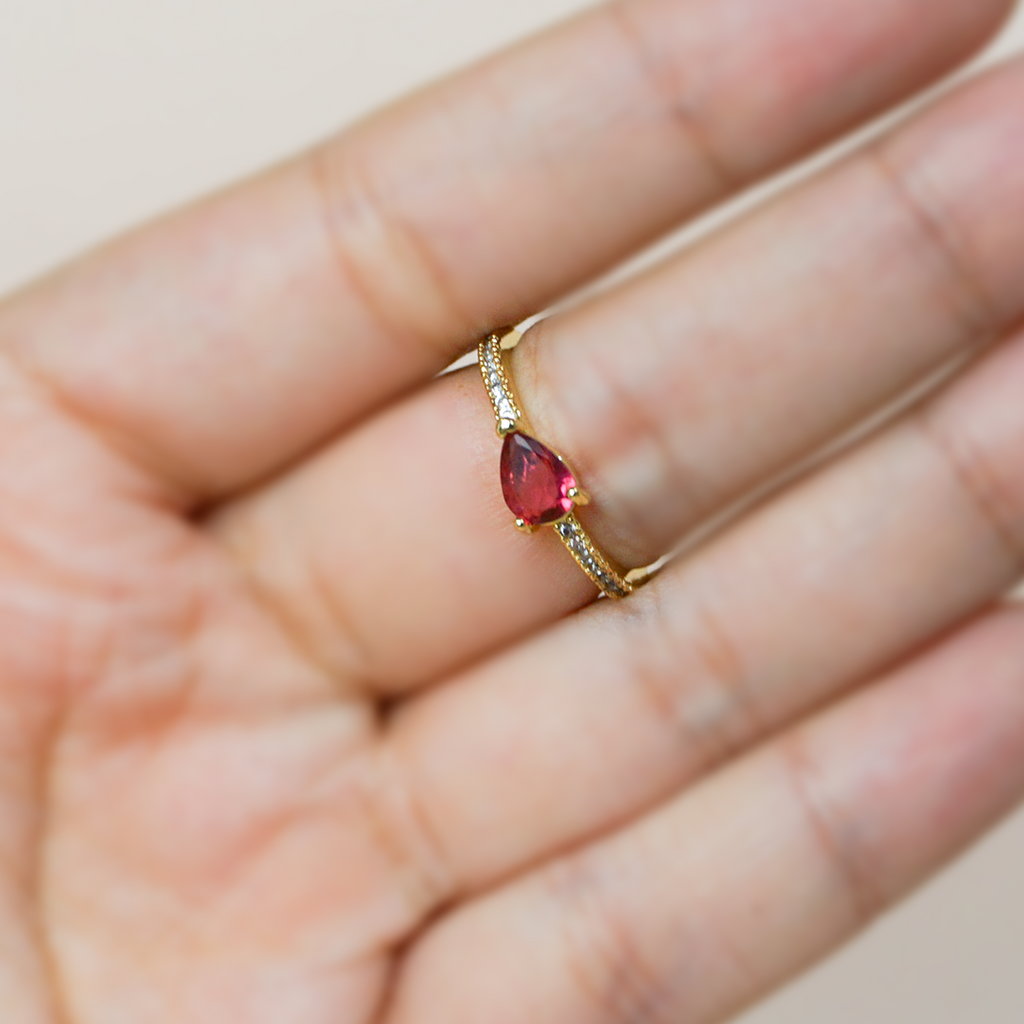 Anillo circonia roja