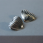 Aretes corazón rayado