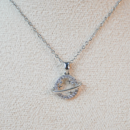 Collar Saturno plateado