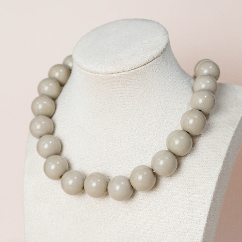 Collar bolas beige/gris claro