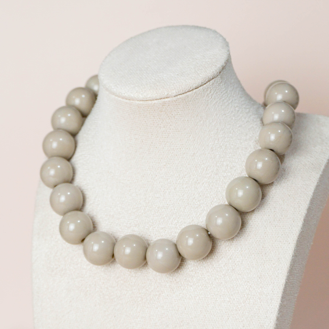 Collar bolas beige/gris claro