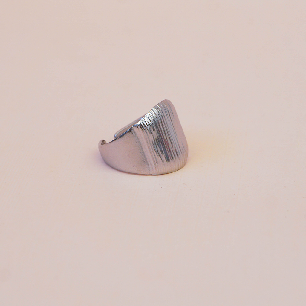 Anillo rayado plateado