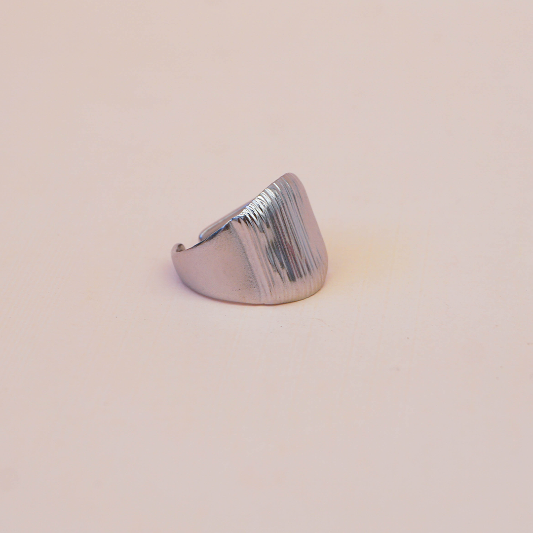 Anillo rayado plateado