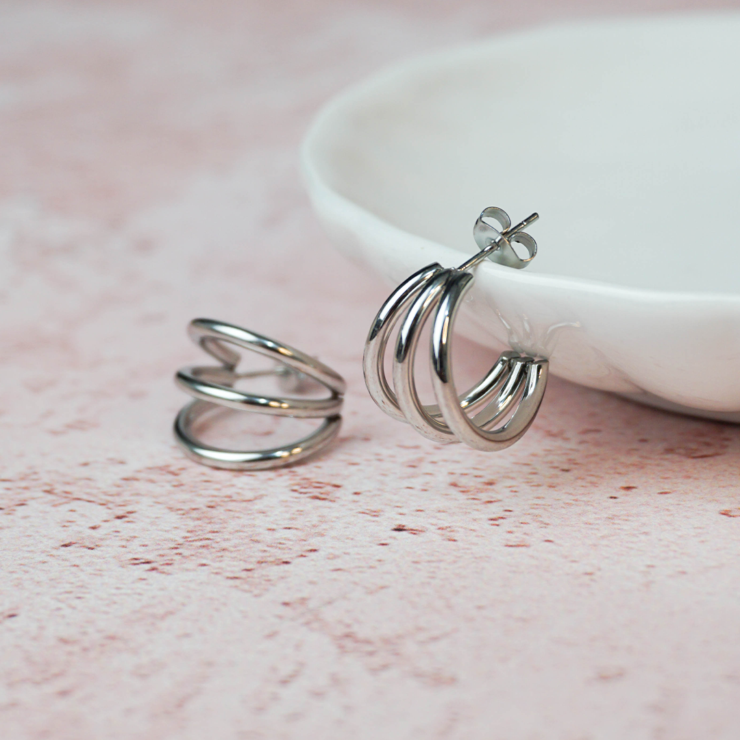 Aretes triples plateados