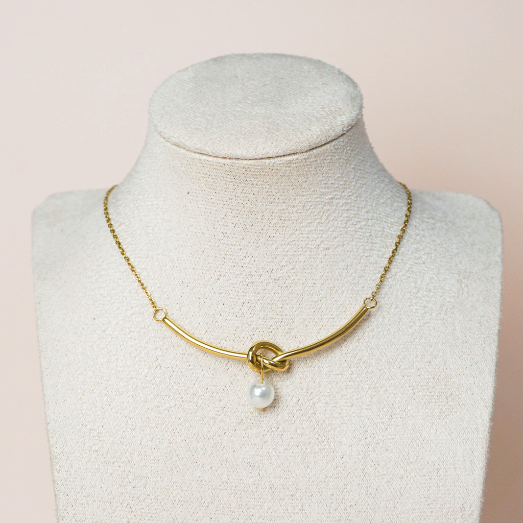 Collar nudo y perla