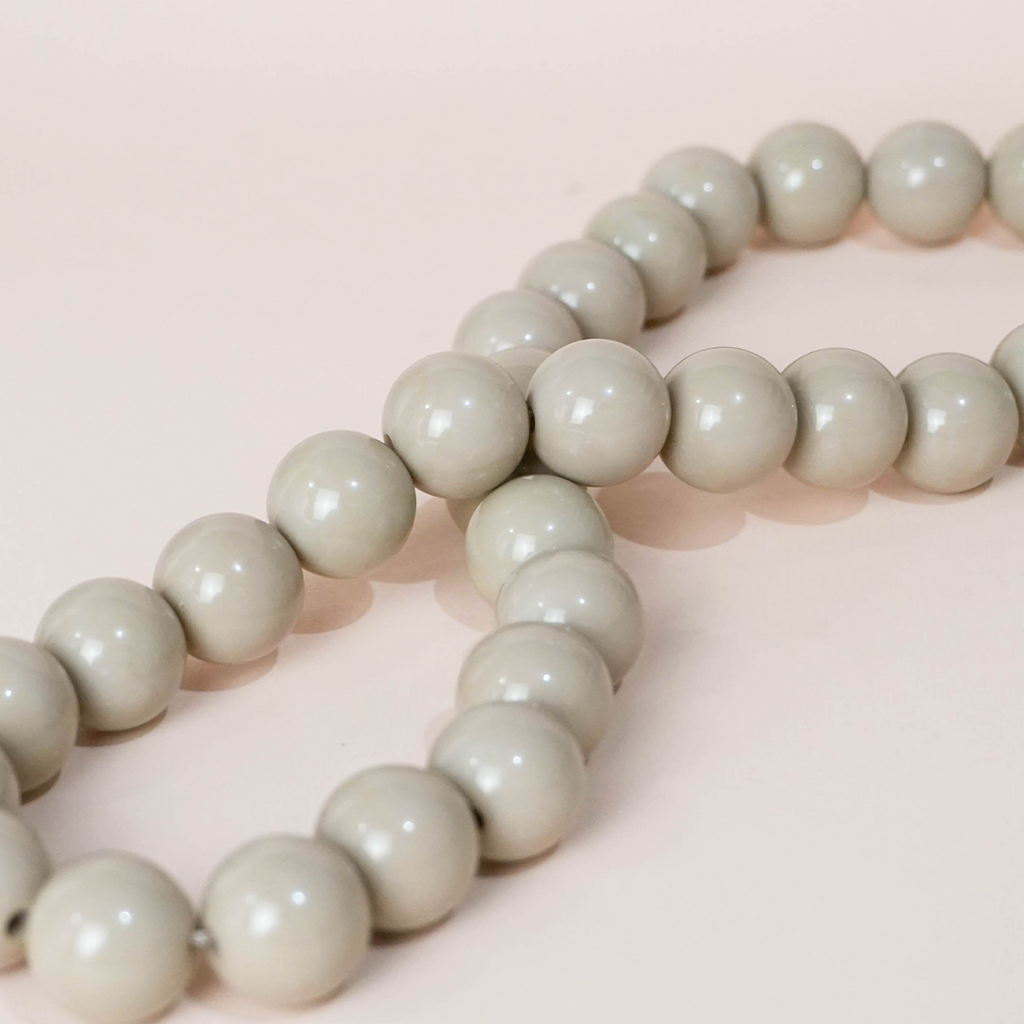 Collar bolas beige/gris claro