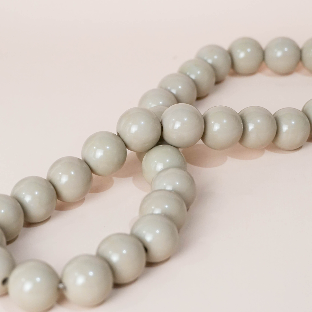 Collar bolas beige/gris claro