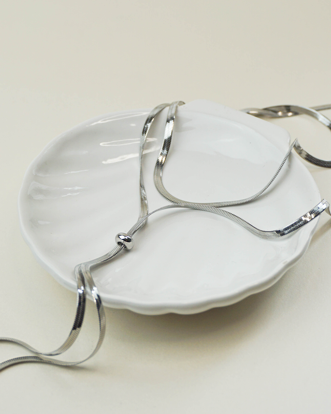 Collar corbatín plateado