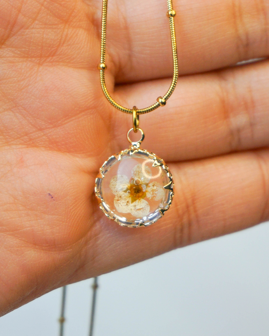 Collar flor encapsulada blanca