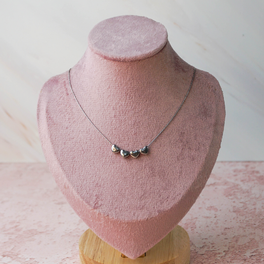 Collar corazones plateados