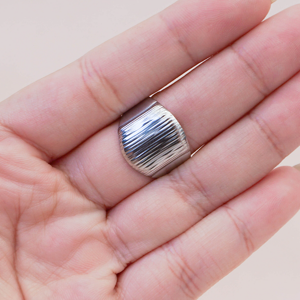 Anillo rayado plateado