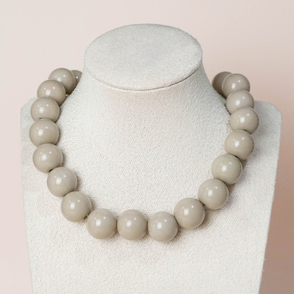 Collar bolas beige/gris claro