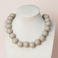 Collar bolas beige/gris claro