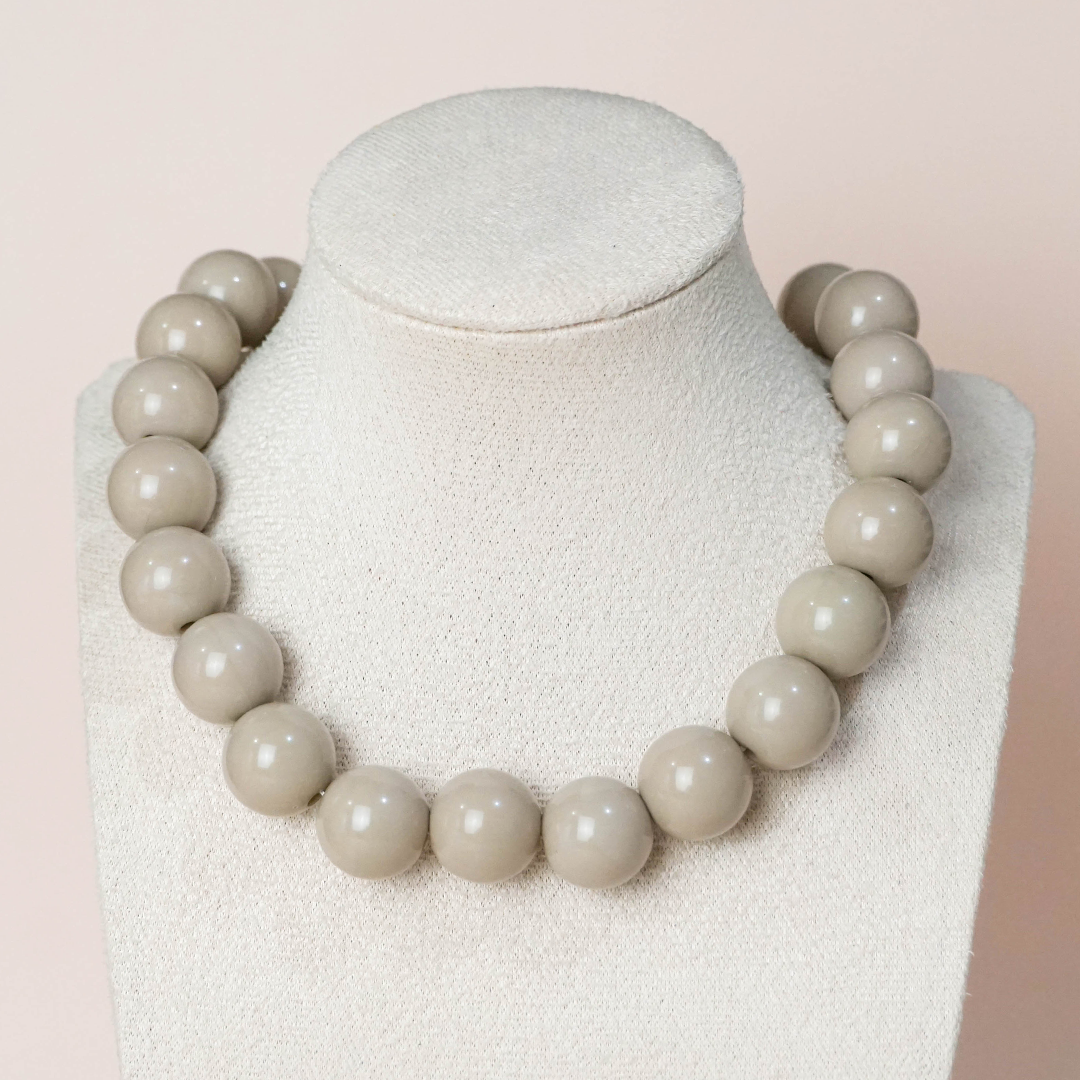 Collar bolas beige/gris claro