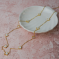 Collar mini Dafne dorado y blanco