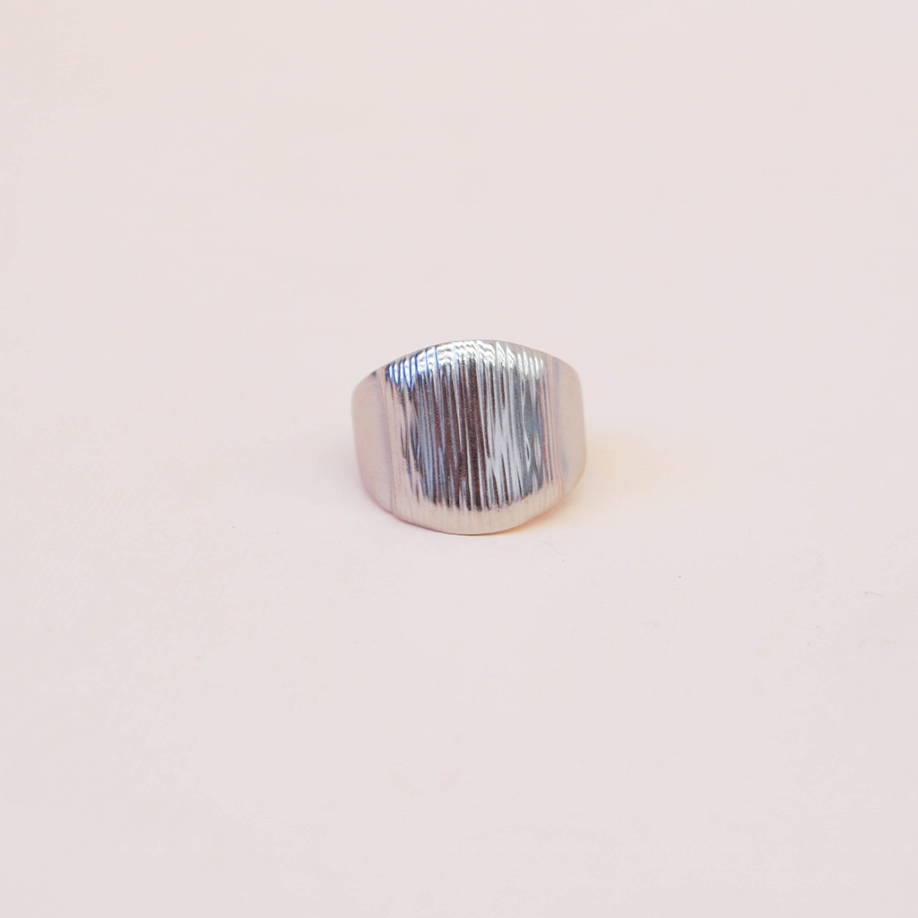 Anillo rayado plateado