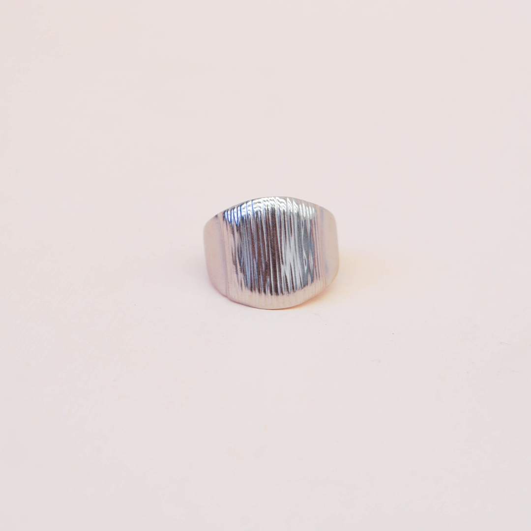 Anillo rayado plateado