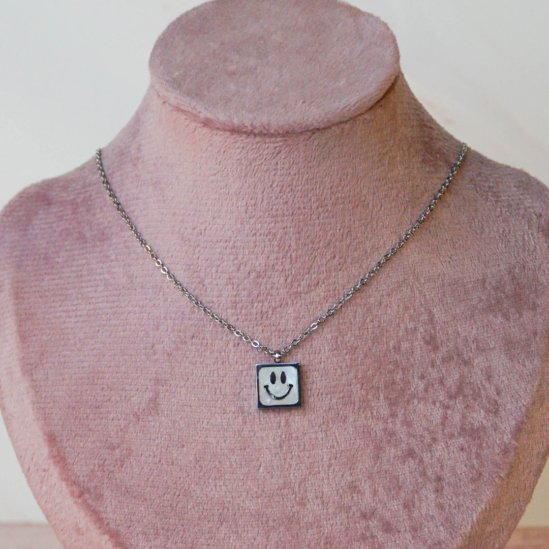 Collar Happy plateado