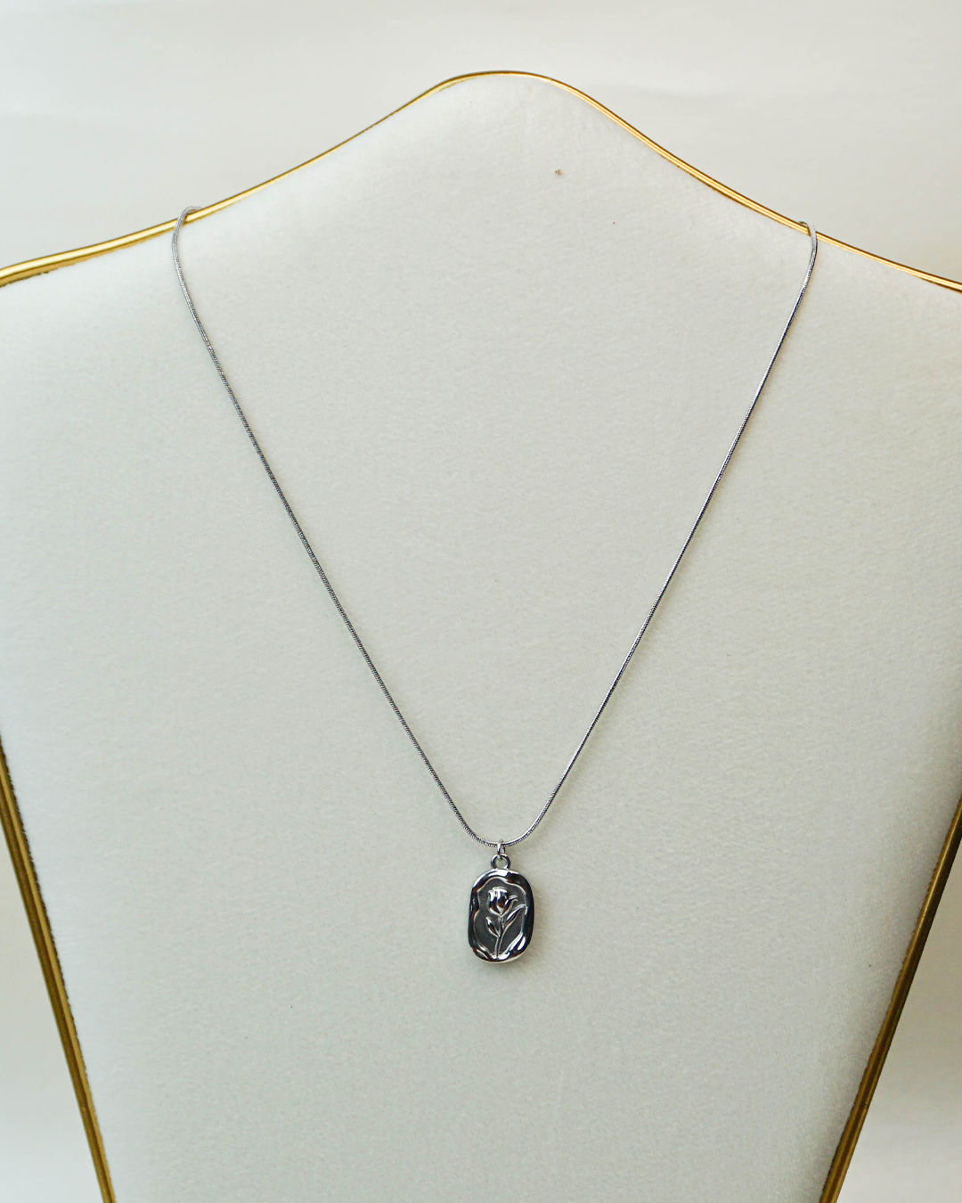 Collar rosa plateada