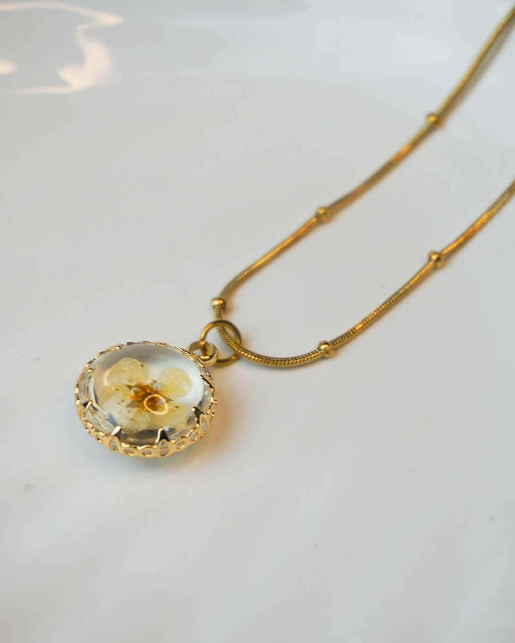 Collar flor encapsulada blanca