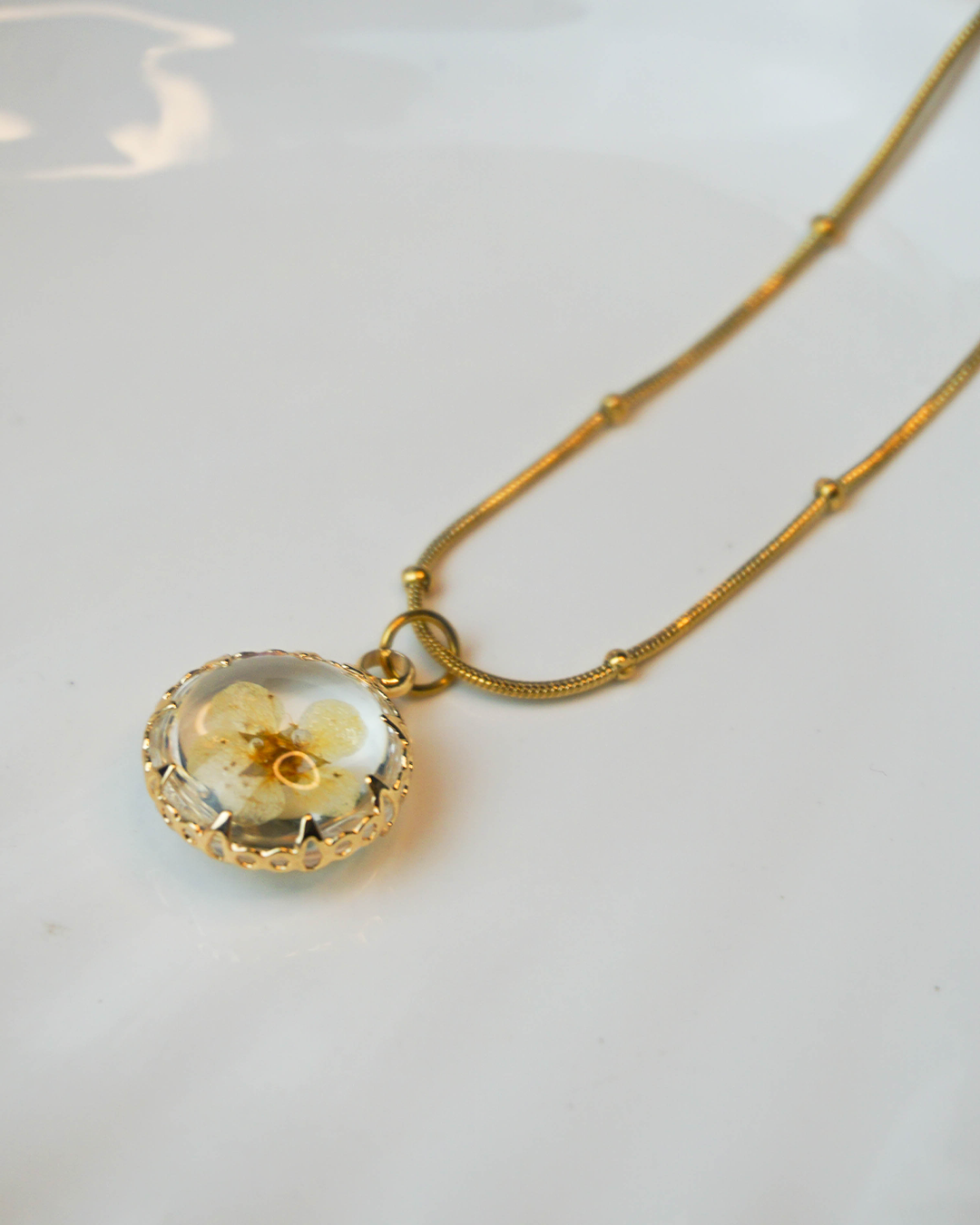 Collar flor encapsulada blanca