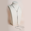 Collar corbatín plateado